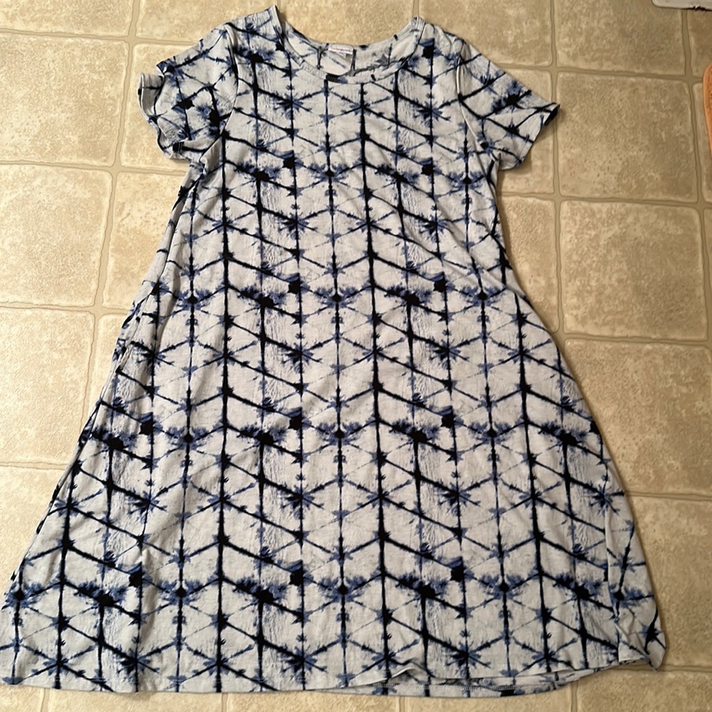 EUC. LulaRoe Jessie. Hidden side pockets, a swing silhouette & scoop neck.
